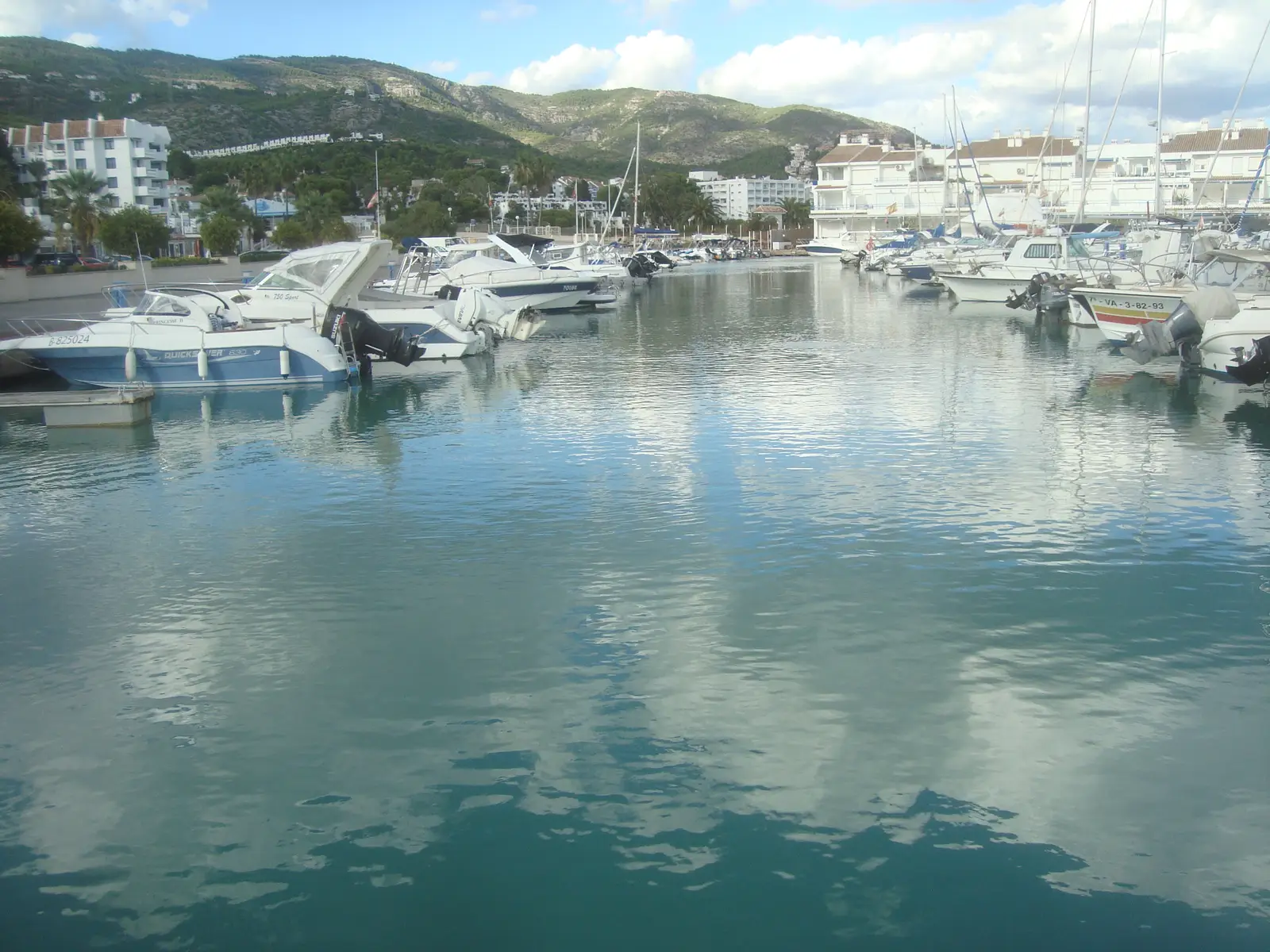 Pantalanes del puerto deportivo de Alcossebre con la Sierra de Irta al fondo
