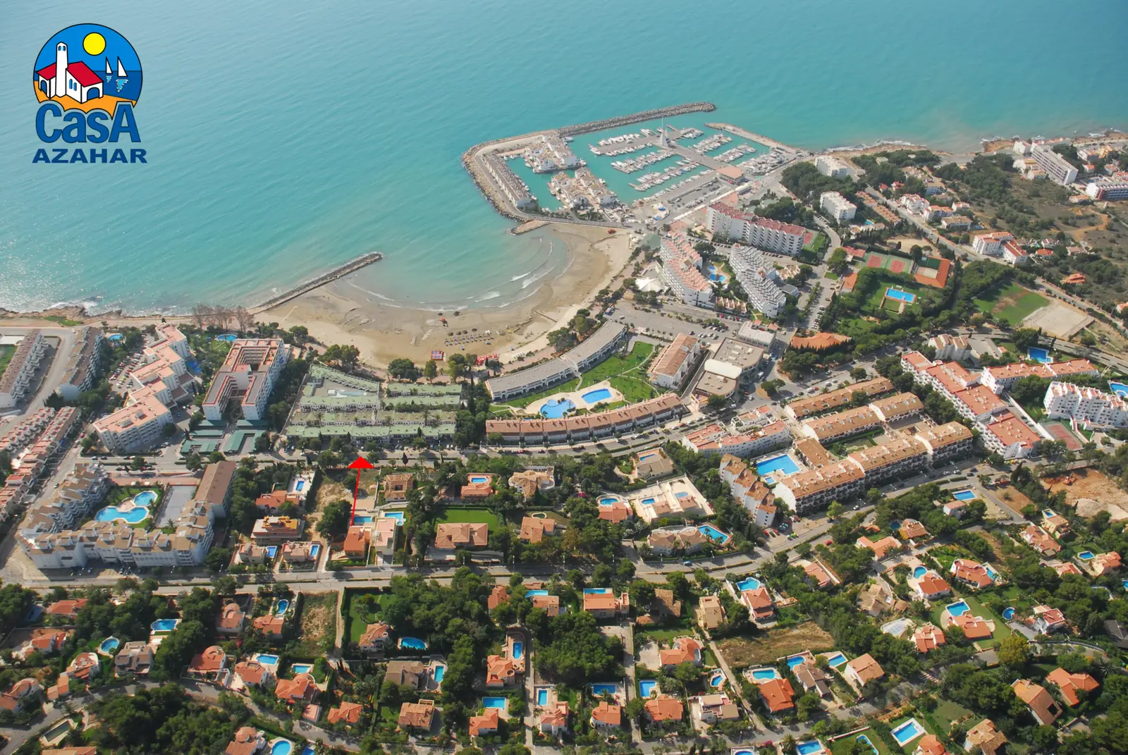 Vista aérea de Las Fuentes (Alcossebre): playa, paseo marítimo y puerto deportivo, con el residencial Marino