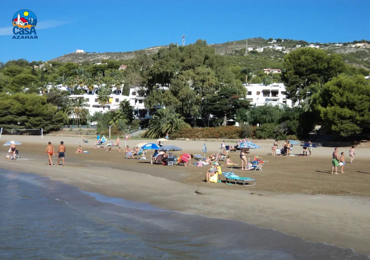 Apartamenty Marino widziane z plaży Las Fuentes, wśród sosen