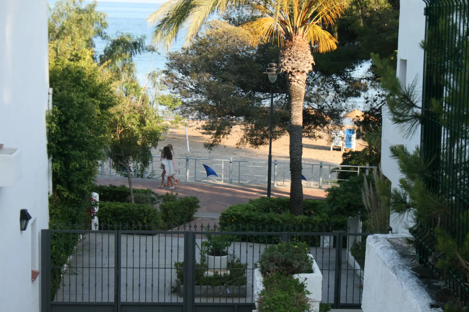 Salida del residencial Marino hacia el paseo marítimo y la playa de Las Fuentes