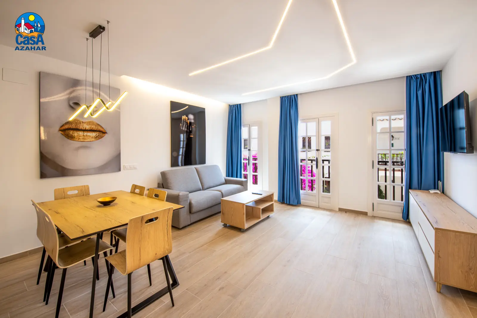Salón comedor renovado con balcones en un apartamento Marino Superior de Alcossebre