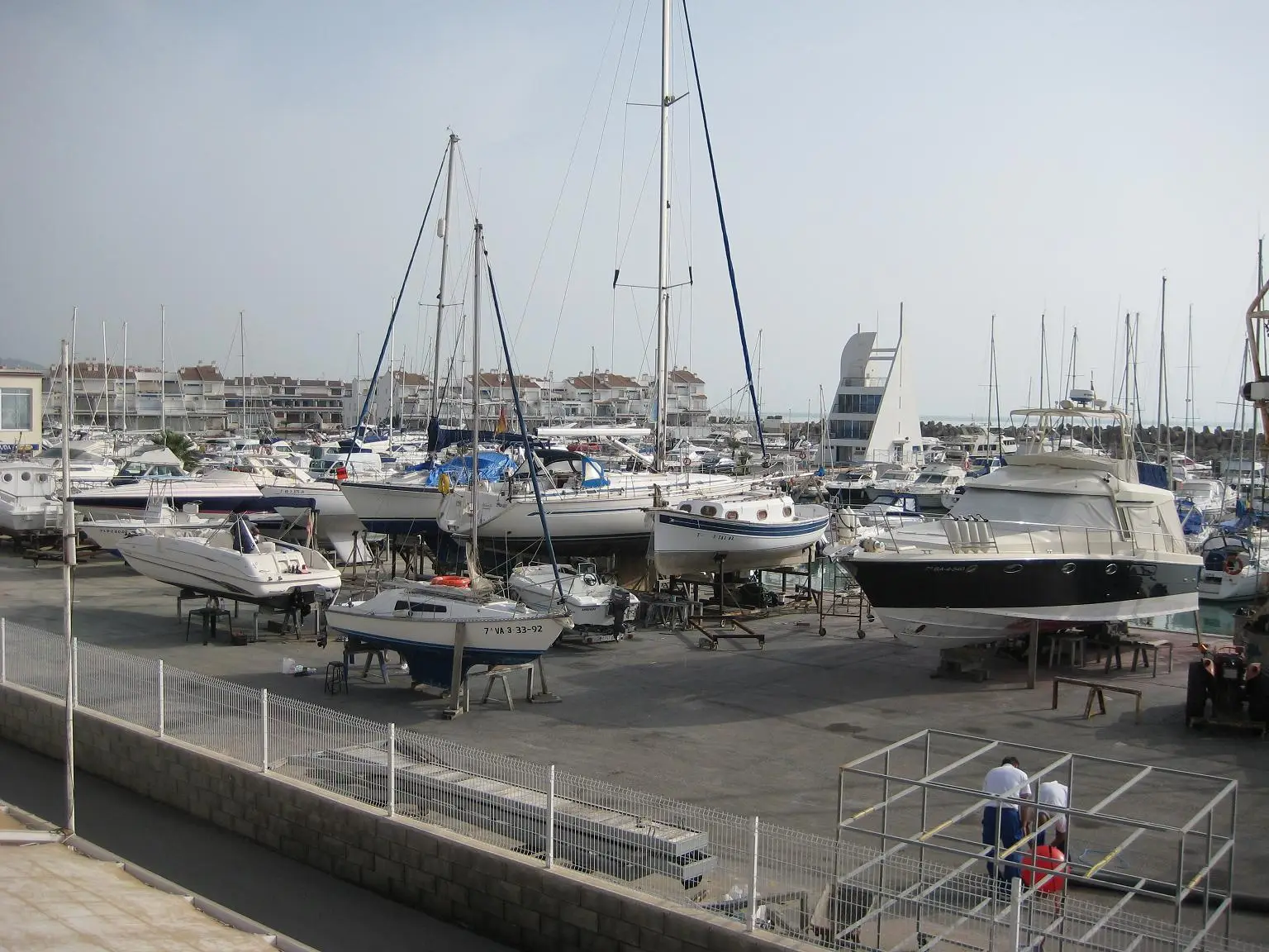 Explanada y veleros del puerto deportivo de Les Fonts, en Alcossebre